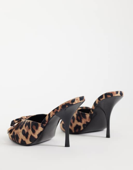 ASOS DESIGN bred passform Nelly mules med rosettdetalj och hög klack i leopardmönstrad satin, 4 av 4