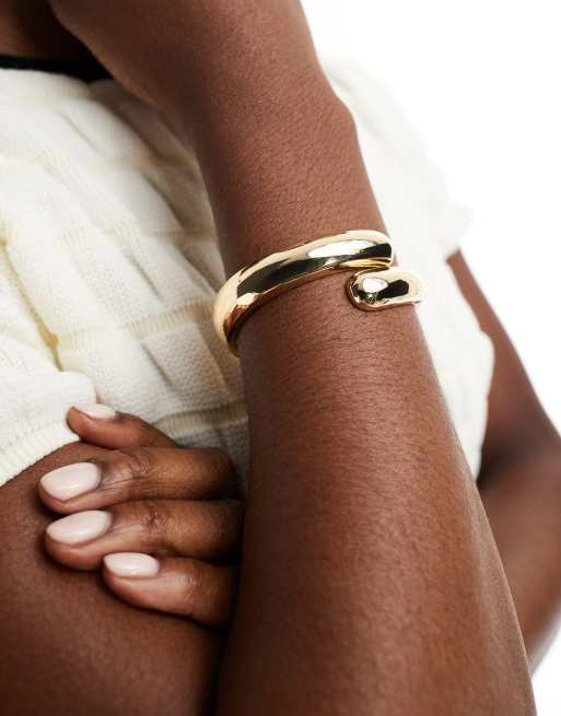 ASOS DESIGN - Brede armband met afgeschuind abstract ontwerp in goudkleur