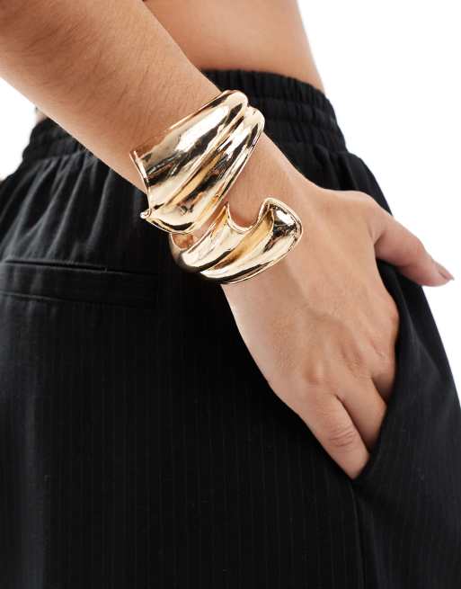 ASOS DESIGN - Brede armband met omwikkeld abstract detail in goudkleur
