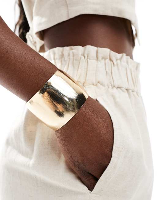 ASOS DESIGN - Brede armband met rond detail in geborstelde goudkleur