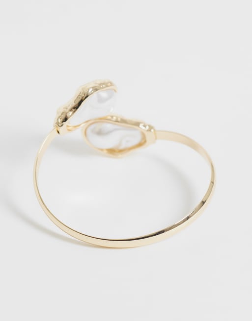 ASOS DESIGN - Brede armband met wikkelontwerp en imitatieparels in goudkleur, 3 van 3