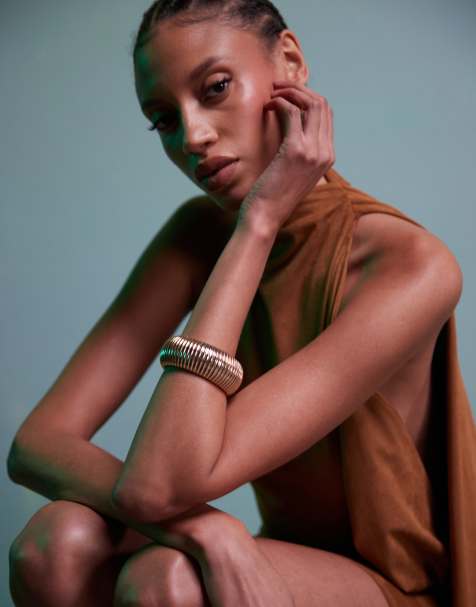 ASOS DESIGN - Brede geribbelde armband in goud - view 1