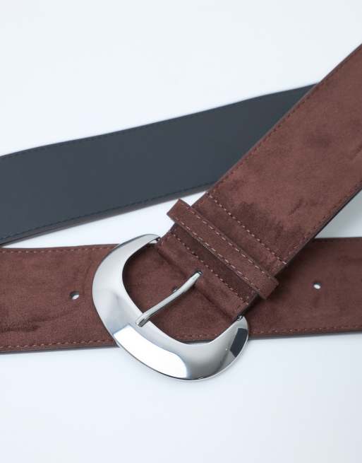 ASOS DESIGN brede imitatiesuède riem met grote halve maan gesp in donkerbruin, 3 van 4