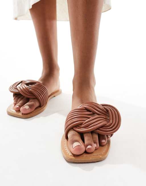 ASOS DESIGN - Brede Pasvorm - Fifi - Platte sandalen met geweven band in bruin, 2 van 4