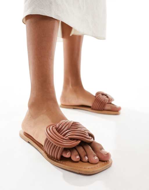 ASOS DESIGN - Brede Pasvorm - Fifi - Platte sandalen met geweven band in bruin, 4 van 4