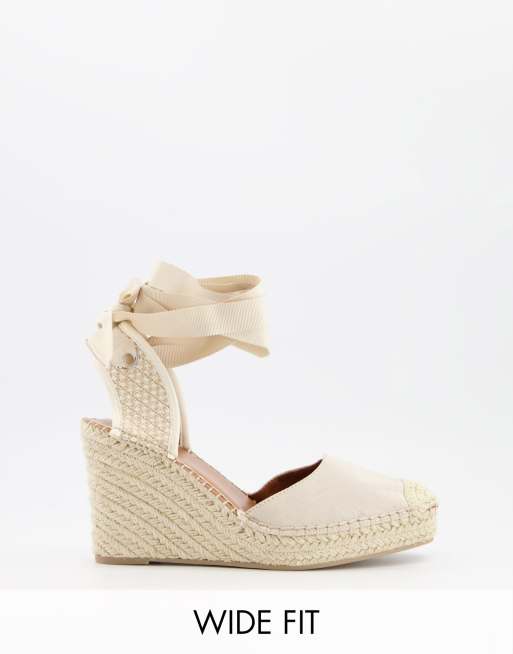 ASOS DESIGN - Brede pasvorm - Tori - Espadrilles met gestrikte banden en sleehakken in naturel