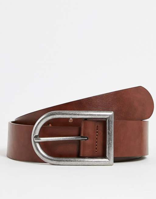 ASOS DESIGN - Brede riem van imitatieleer met asymmetrische zilveren gesp in bruin
