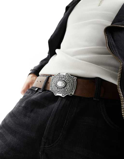 ASOS DESIGN - Brede riem van imitatieleer met oogjes in bruine wassing