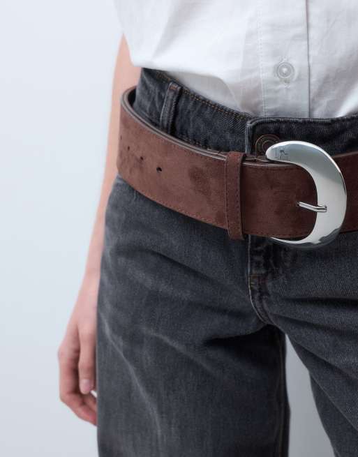 ASOS DESIGN bredt bælte i imiteret ruskind med stort halvmåneformet spænde i chokoladebrun, 2 af 4