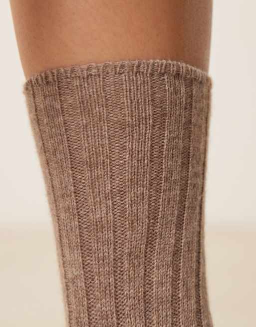 ASOS DESIGN - Breed geribbelde gebreide wollen loungesokken in lichtbeige, 2 van 3