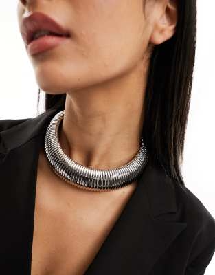 ASOS DESIGN - Breite, silberfarbene Choker-Halskette mit Struktur