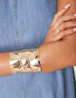 ASOS DESIGN - Breiter, goldfarbener Armreif mit Blumen-Detail