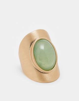 ASOS DESIGN - Breiter Ring in gebürsteter Goldoptik mit Kunststein in Salbeigrün-Goldfarben