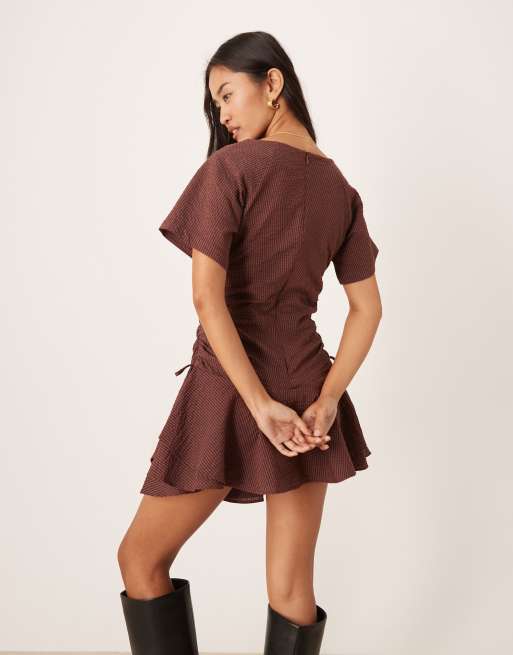 ASOS DESIGN - Bærfarvet kortærmet minikjole med tern og rynker samt bindedetalje i taljen, 3 af 4