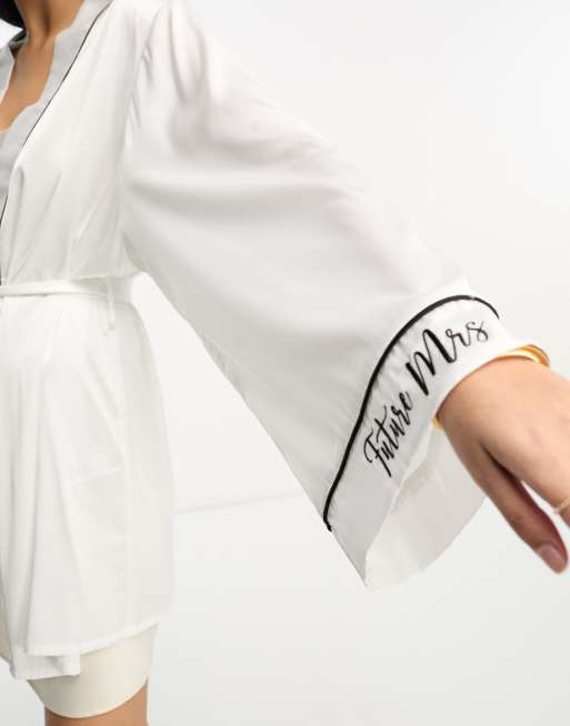 ASOS Design – Bridal – Kurzer Bademantel in Weiß aus Satin für die Braut, 3 von 4