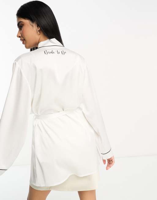 ASOS Design – Bridal – Kurzer Bademantel in Weiß aus Satin für die Braut, 4 von 4