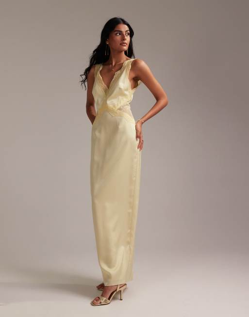 ASOS DESIGN Bridesmaid – Bladożółta satynowa kolumnowa sukienka maxi z głębokim dekoltem z koronką