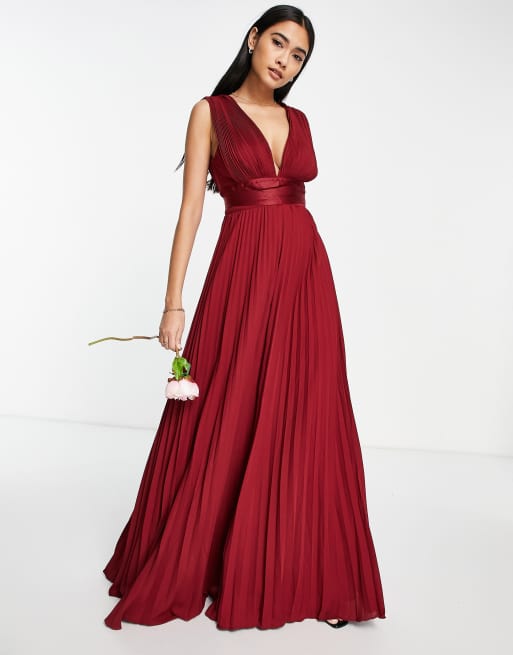 ASOS DESIGN – Bridesmaid – Bordowa plisowana sukienka maxi na ramiączkach z  satynową wstęgą w talii | ASOS