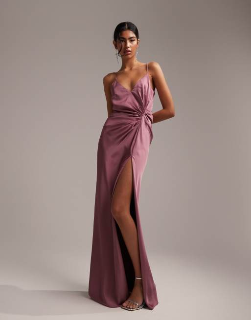 ASOS DESIGN Bridesmaid – Fioletowa satynowa sukienka maxi na ramiączkach z drapowaną wstawką 