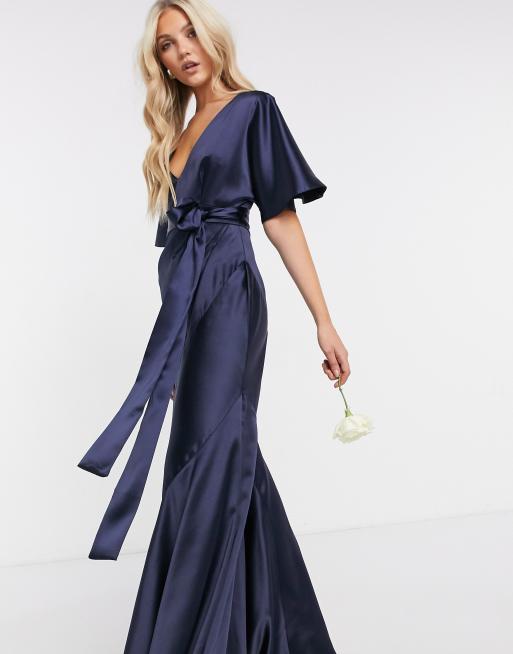 ASOS DESIGN Bridesmaid – Granatowa sukienka maxi z satyny z kimonowym rękawem, dołem ze wstawkami i paskiem