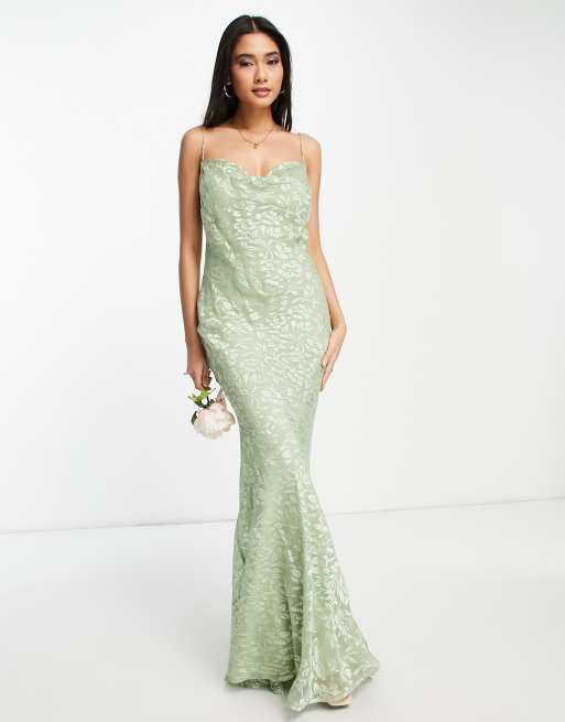 ASOS DESIGN Bridesmaid – Jasnozielona aksamitna sukienka maxi z drapowanym dekoltem i wypalanym kwiatowym wzorem