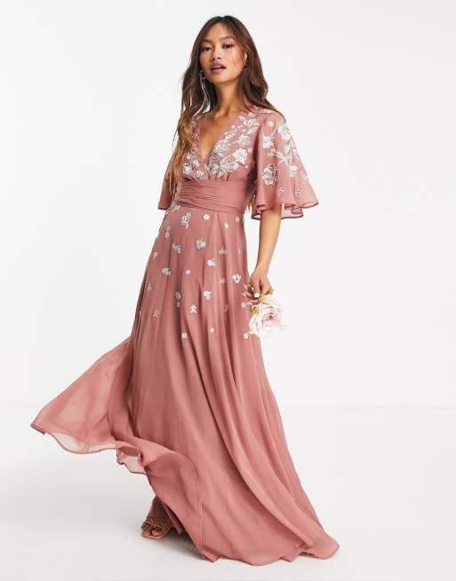 ASOS DESIGN – Bridesmaid – Kopertowa sukienka maxi ze zwiewnymi rękawami i kwiatowym haftem 