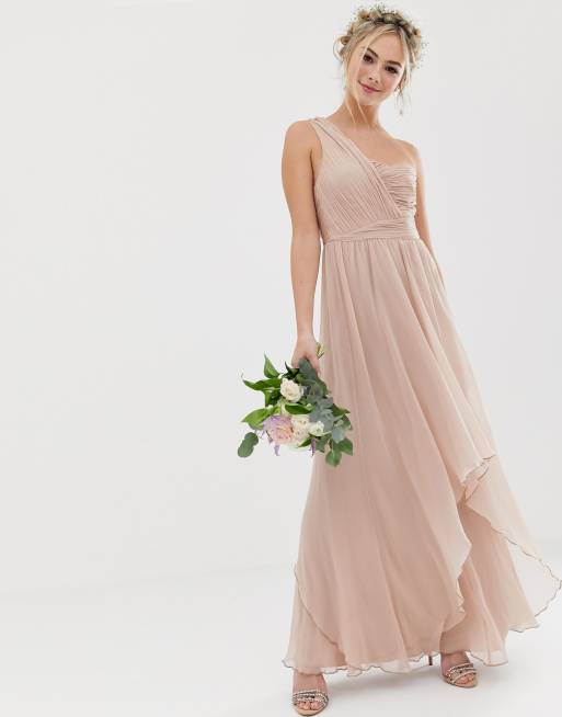 ASOS DESIGN – Bridesmaid – Miękka, warstwowa sukienka maxi z plisowaną górą na jedno ramię