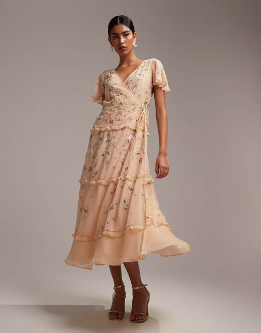 ASOS DESIGN Bridesmaid – Morelowa kopertowa sukienka midi ze zwiewnymi rękawkami, zdobieniem i haftowanym wzorem