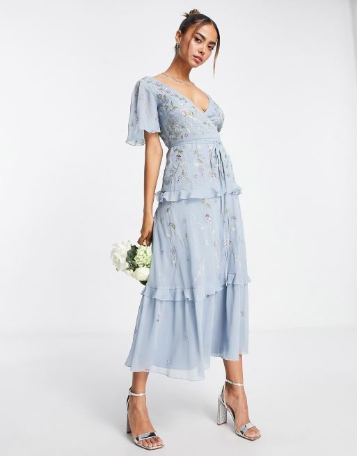 ASOS DESIGN Bridesmaid – Niebieska kopertowa sukienka midi ze zwiewnymi rękawkami, zdobieniami i haftem