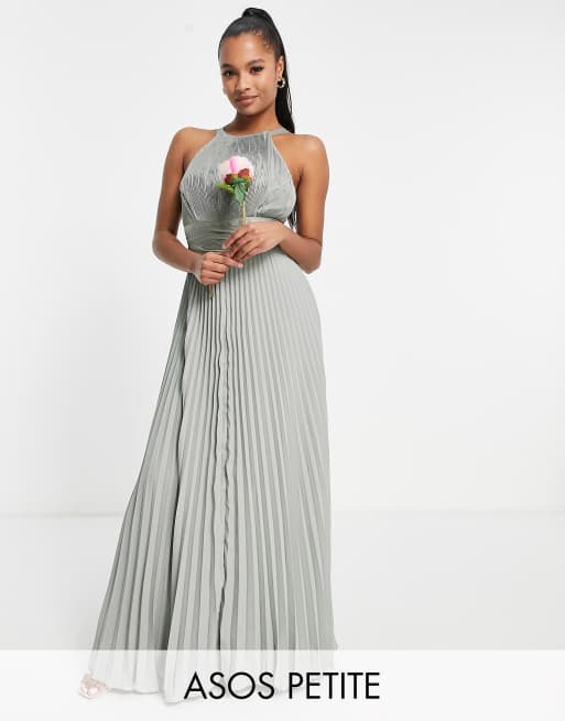 ASOS DESIGN Bridesmaid Petite – Oliwkowa plisowana sukienka maxi na  ramiączkach z satynowym wiązaniem w talii | ASOS