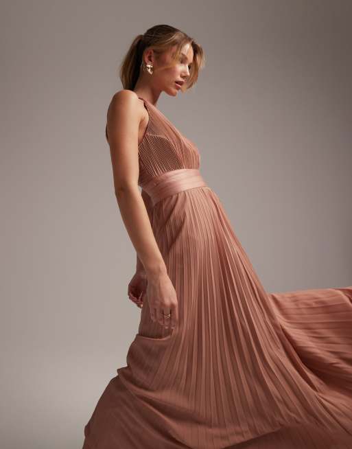 ASOS DESIGN Bridesmaid – Plisowana sukienka maxi w kolorze mocha na szelkach z satynową wstęgą w talii