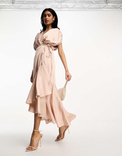 ASOS DESIGN Bridesmaid – Pudroworóżowa satynowa sukienka kopertowa midi z marszczeniem