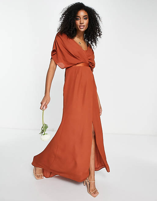 ASOS DESIGN Bridesmaid – Rdzawa zapinana na guziki z tyłu sukienka maxi z krótkim rękawem i drapowanym dekoltem