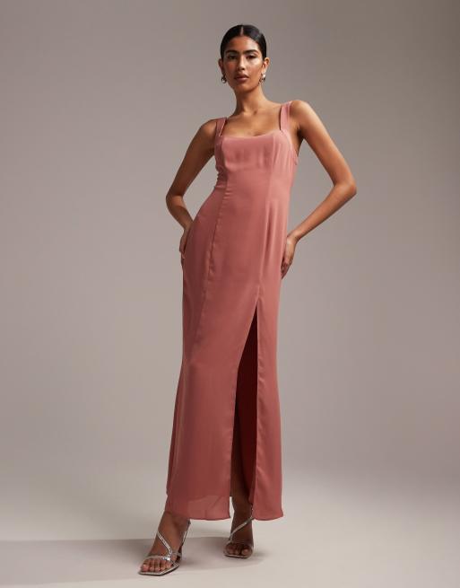 ASOS DESIGN Bridesmaid – Sukienka maxi w różanym kolorze z dekoltem w kształcie serca i guzikami na plecach