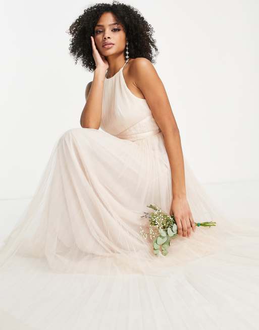  ASOS DESIGN Bridesmaid – Sukienka maxi w kolorze szampańskim z plisowaną tiulową spódnicą i wstążką w talii