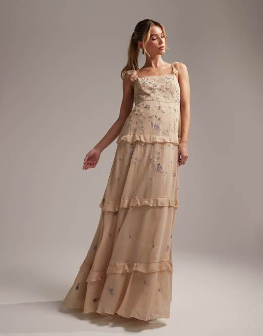 ASOS DESIGN Bridesmaid – Zdobiona sukienka maxi na ramiączkach w kolorze szampana z haftowanym wzorem