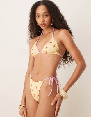 ASOS DESIGN - Brielle - Bikinihose in Gelb mit Schleifen- und Kirschprint und seitlichem Bindedetail