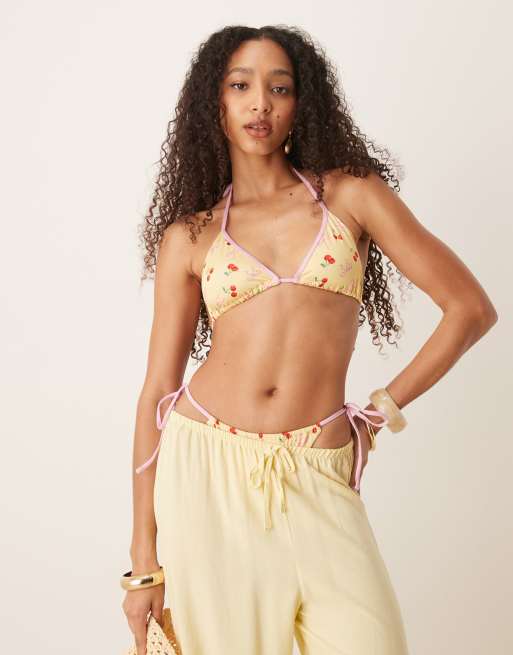 ASOS DESIGN – Brielle – Żółta góra od bikini z trójkątnymi miseczkami we wzór z kokardkami i wisienkami