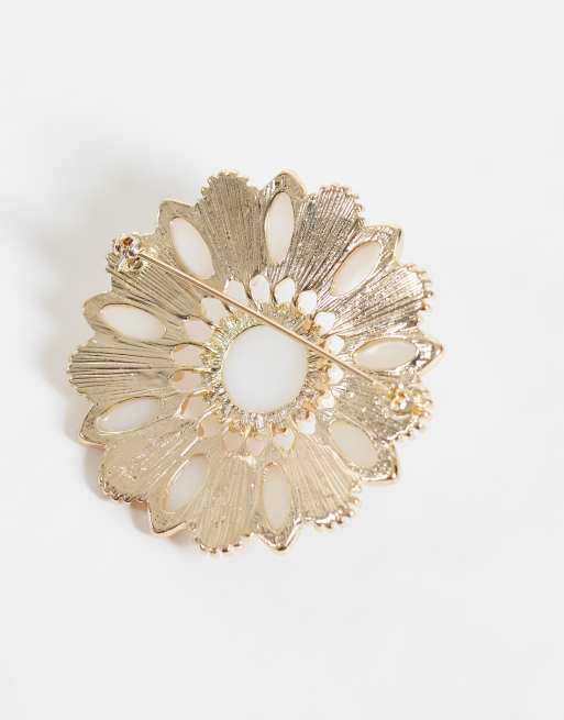 ASOS DESIGN - broche grande con perlas sintéticas en tono dorado, 3 de 3