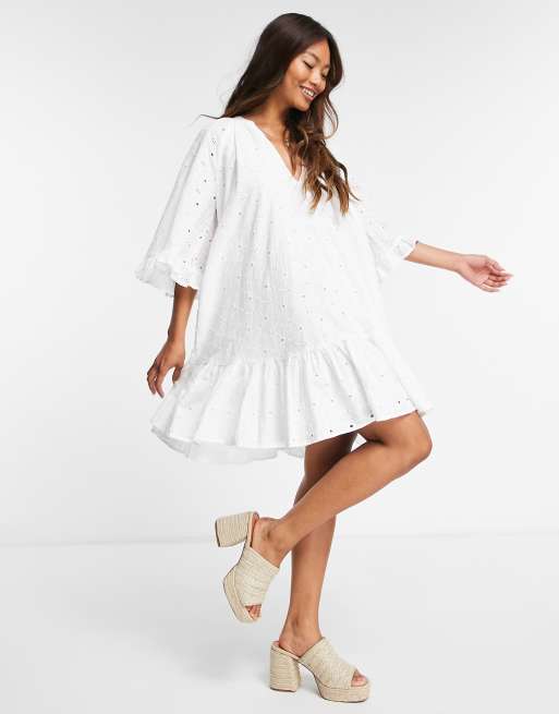 ASOS DESIGN – Broderad, a-linjeformad miniklänning med ärmar i 70-talsstil