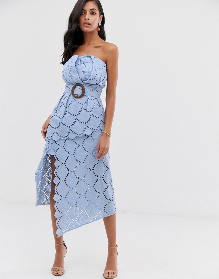 ASOS DESIGN – Broderad midiklänning i bandeau-modell med kjol i flera lager och skärp med spänne-Vit