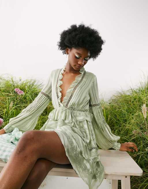 ASOS DESIGN – Broderad miniklänning med spetsinslag och bälte i midjan