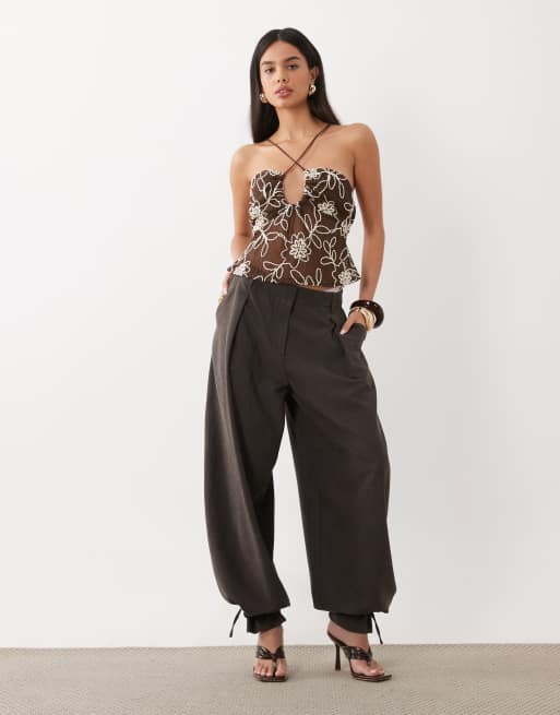 ASOS DESIGN broderad virkad halternecktopp i brun, 4 av 4