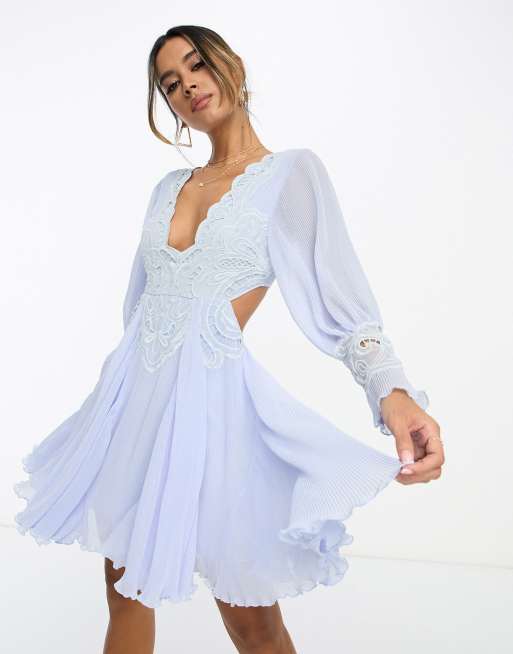 ASOS DESIGN - Broderet minikjole med plisseringer, udskæring og blomstermønster i lyseblå