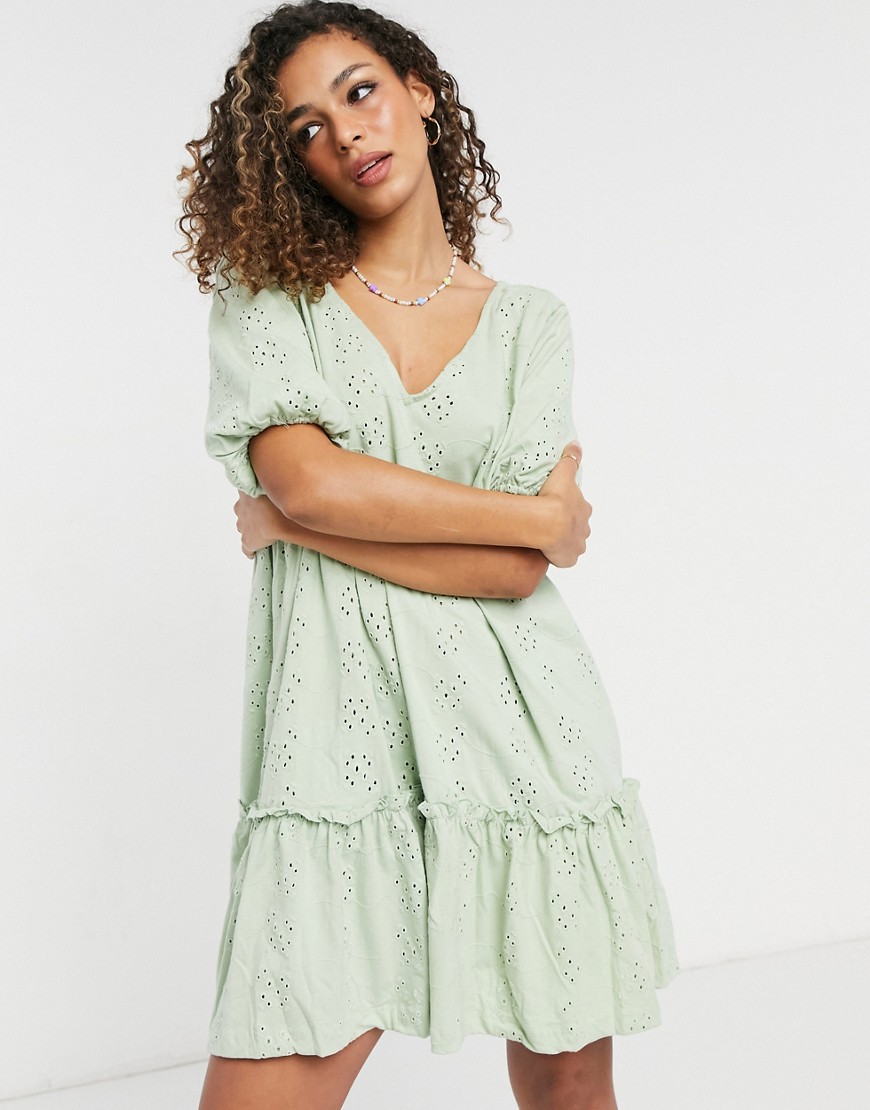 ASOS DESIGN - Broderet smock-kjole med V-hals og pufærmer i salviegrøn