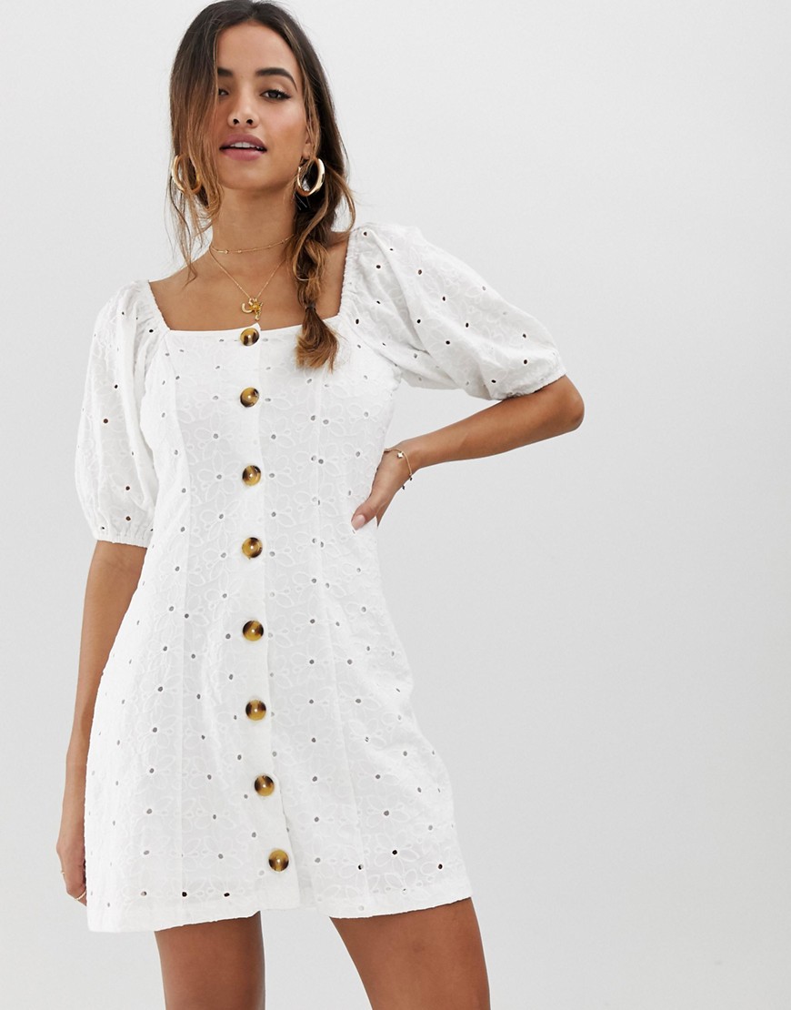 ASOS DESIGN broderet tea-kjole med gennemgående knapper-Hvid
