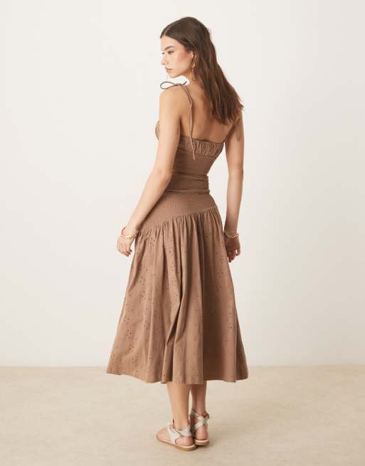 ASOS DESIGN - Broderie cami midi-jurk met gerimpelde taille met uitsnijdingen in donkerbruin, 2 van 4
