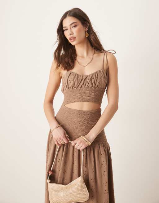 ASOS DESIGN - Broderie cami midi-jurk met gerimpelde taille met uitsnijdingen in donkerbruin, 3 van 4
