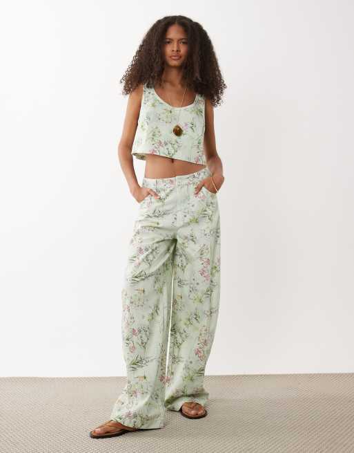 ASOS DESIGN - Co-ord set van top met lage ronde hals en broek met wijde ronde pijpen en bloemenprint, 3 van 3