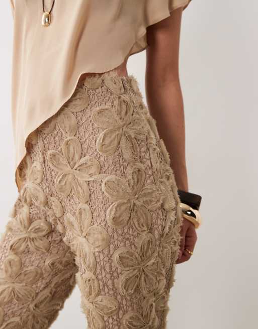 ASOS DESIGN - Broek met getextureerde bloemen en 3/4 lengte in neutraal, 3 van 5